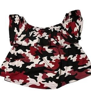 𝅺ARABELLA black/white/wine camo ruffle neckline crop top. 2X